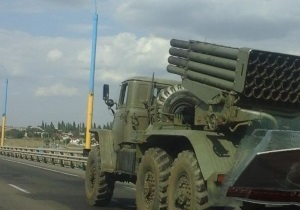 Una columna de MLRS (Sistemas de lanzacohetes múltiples) se dirige hacia Slaviansk