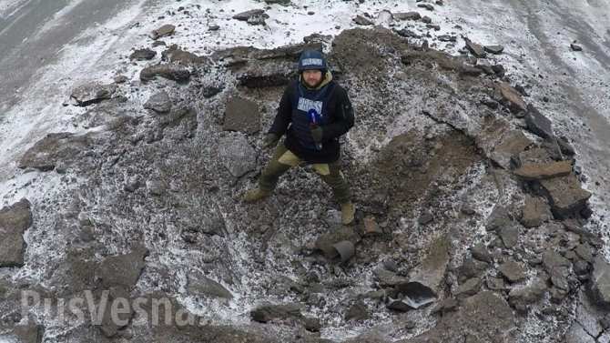 D’Enormes cratères dans les rues de Gorlovka suite aux pilonnages des MLRS “Ouragan”, la ville est en train de geler sans le chauffage