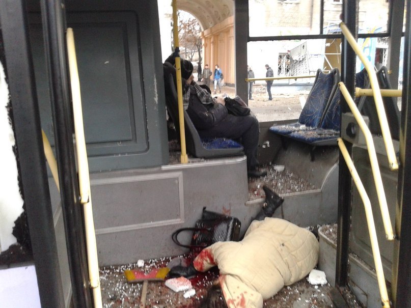 Ein Geschoss traf in Donezk eine Straßenbahnhaltestelle: 13 Menschen starben, Dutzende wurden verletzt
