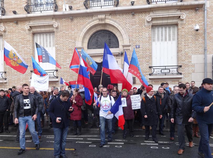 Митинг в поддержку Донбасса в Париже 21 февраля 2015 г. перед посольством Украины во Франции