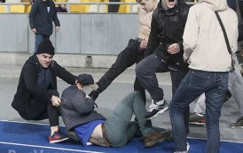 Los aficionados ucranianos del Dinamo de Kiev atacaron a los franceses, al confundir su bandera con la de Rusia (VIDEO)