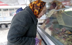Пенсионеры об урезании пенсий на 15%: Приходится голодать, чтобы выплачивать налоги Яценюка (видео)