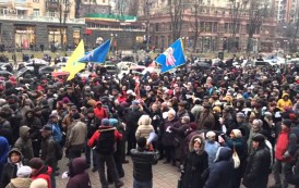 В Киеве протестующие перекрыли Крещатик