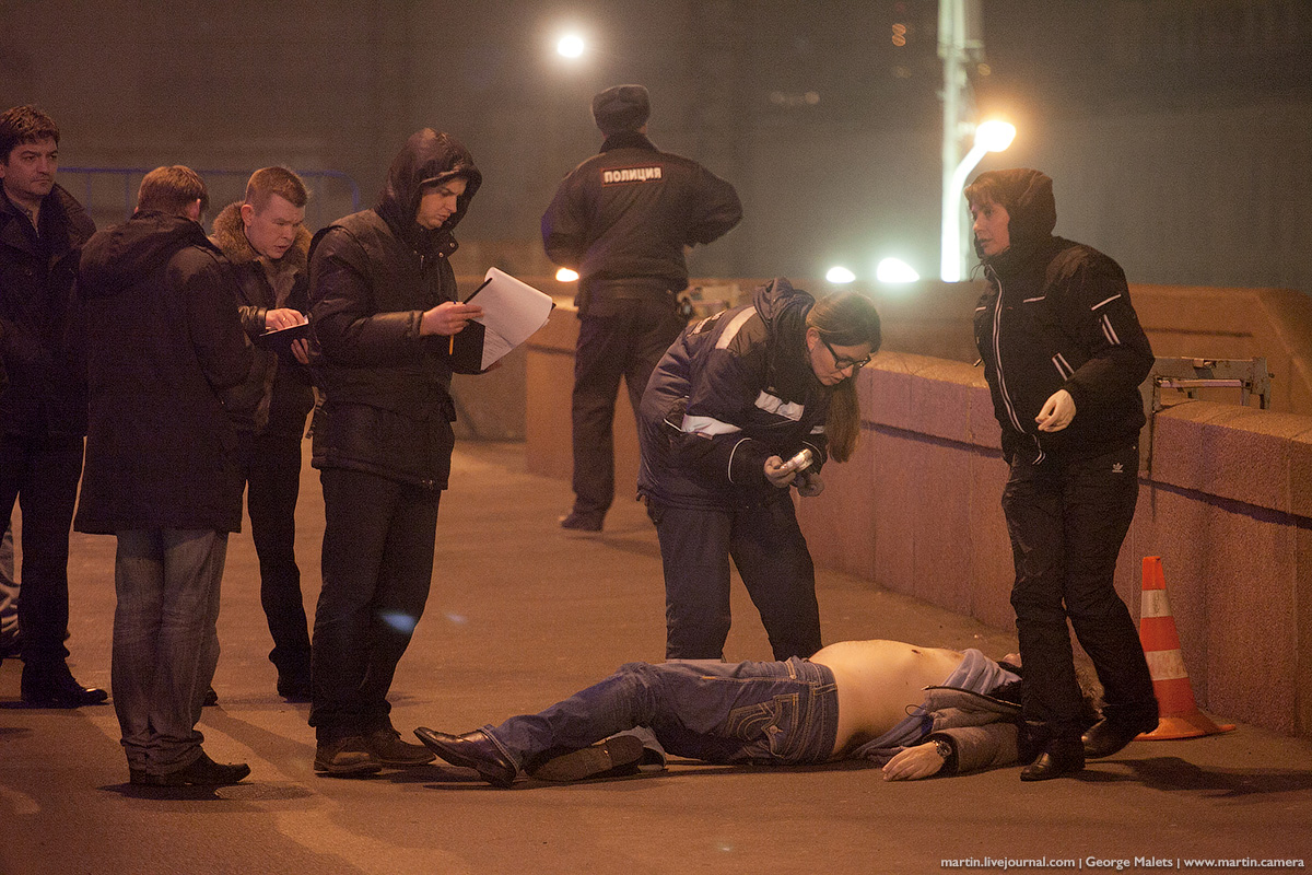 СМИ: На дне Москвы-реки рядом с местом убийства Немцова найдены два пистолета