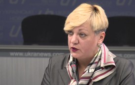 Депутаты Рады пинками выгнали с трибуны главу Нацбанка Украины (ВИДЕО)