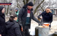 Los voluntarios organizan comidas calientes para los residentes del área de Yasinovataya