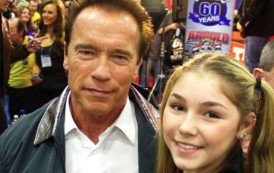 Shwartzenegger was given letters from children of the DPR by the strongest girl of the world Mariana Naumove