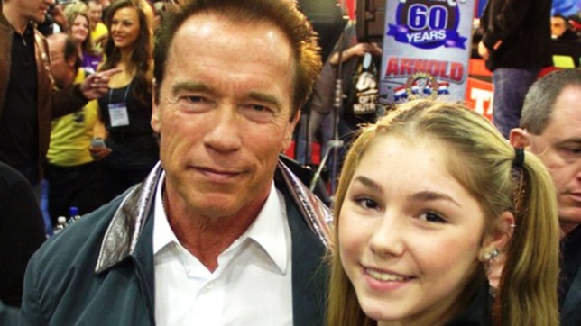 Shwartzenegger was given letters from children of the DPR by the strongest girl of the world Mariana Naumove