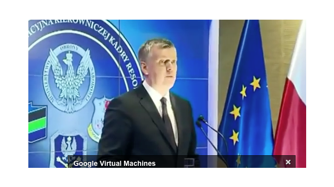 Министр обороны Польши перепутал микрофон с лампочкой (ВИДЕО)