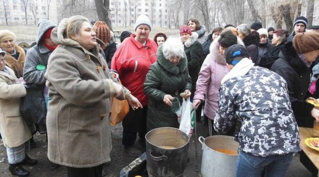 Всем миром: луганчане организовывают благотворительные обеды для своих соседей