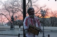 In Odessa eine gekleidete in blutigem ukrainischen Hemd Puppe von Poroschenko gehängt wurde