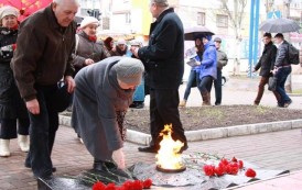 En Makeyevka se honró la memoria de los muertos en los campos de concentración nazis con una ofrenda floral