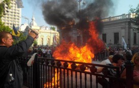 Mass riots in front of the Parliament building in Kiev: tyres are burning once again