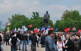 Varios miles de personas en el desfile del Día del Trabajo en el centro de Donetsk