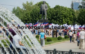 Etwa 7 Tausend Einwohner der Stadt Donezk und der Umgebung fanden sich ein um der von den ukrainischen Strafkommandos getöteten Zivilbevölkerung zu gedenken