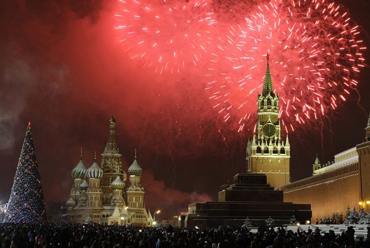 Праздничный салют ко Дню Победы в Москве