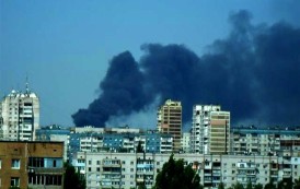Los bombardeos ucranianos provocan el incendio de una fábrica en Donetsk