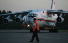 Un avión de Rusia lleva 19 niños enfermos de Donbass a Moscú para recibir tratamiento médico