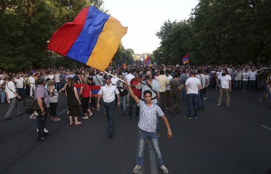 Armenian police disperse action of protest in downtown Yerevan