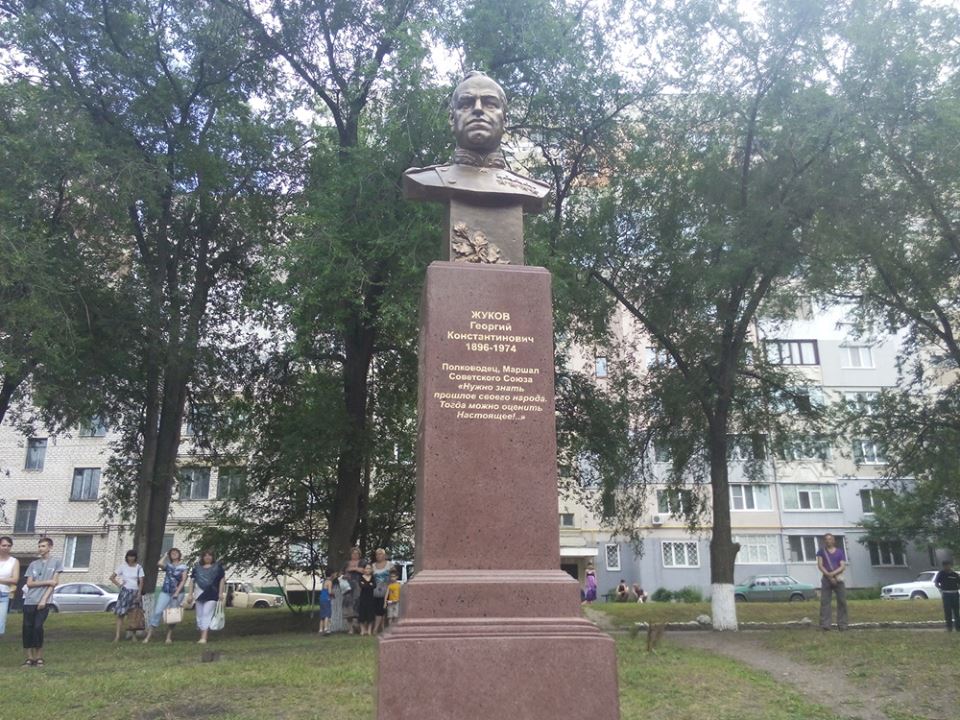 People’s Artist of the USSR Vasiliy Lanovoy made a donation of Marshal Zhukov’s bust to the LPR