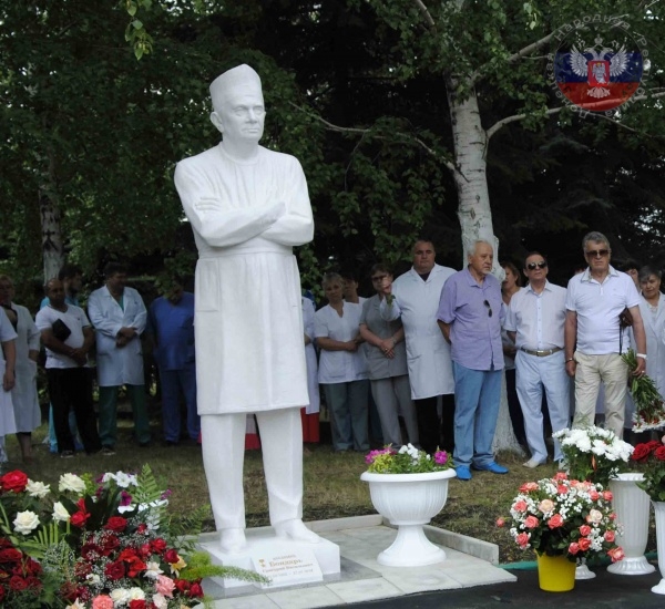 A monument to a well-known physician was unveiled in Donetsk