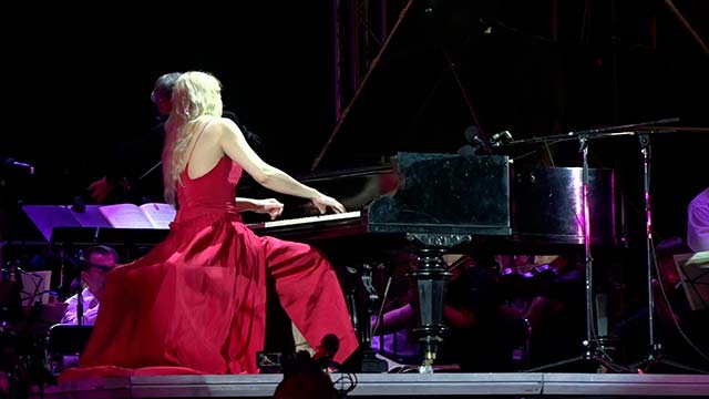 Konzert der Pianistin Valentina Lisitsa in Donezk anlässlich des Tags des Gedenkens und des Leids