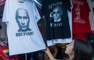 „Frage des Prinzips“ – Kiew entlässt Ehrenkonsul wegen T-Shirt mit Putin Konterfei (VIDEO)