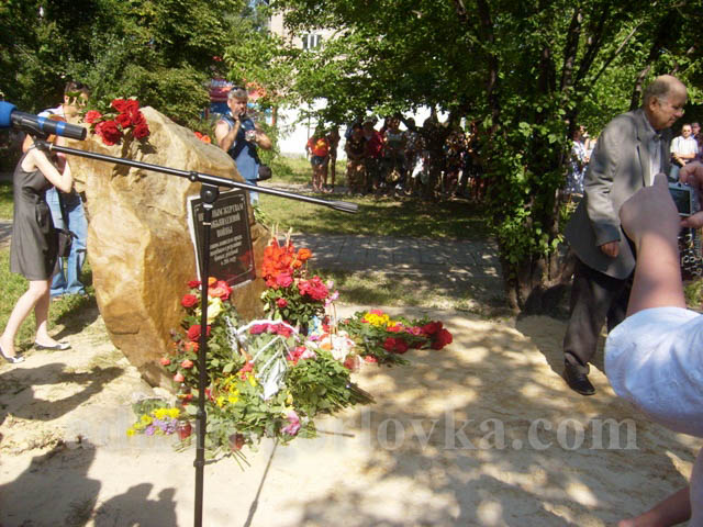 В Горловке в годовщину первых обстрелов почтили память жертв украинской агрессии — мэрия