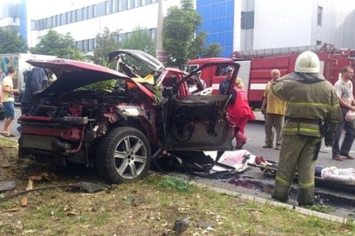 La Range Rover appartenant à la secrétaire du chef de la République Populaire de Donetsk Alexandre Zakhartchenko piégée