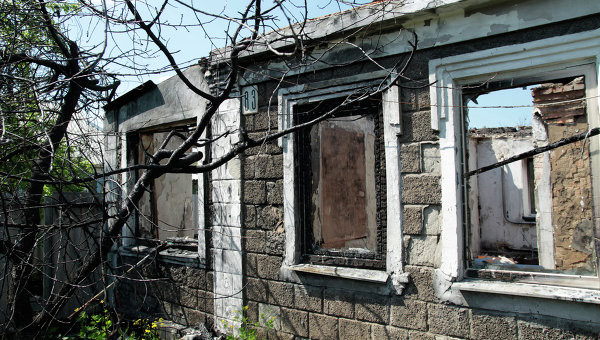 3 houses destroyed in Dokuchaevsk after the shelling of Kiev neo-Nazi forces