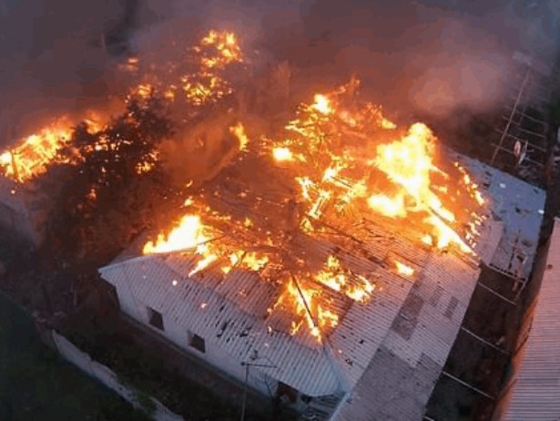 Inhabited houses in DPR Spatrtak settlement catch fire after shelling by Ukrainian troops