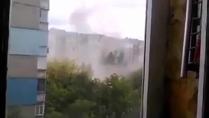 Многоэтажка в центре Донецка повреждена прямым попаданием снаряда