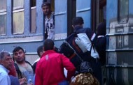 Macedonia migrants: Thousands break through at Greek border