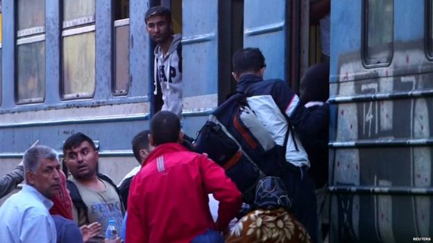 Macedonia migrants: Thousands break through at Greek border
