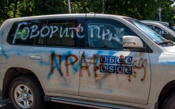 Несколько сотен человек пикетируют штаб-квартиру ОБСЕ в Донецке
