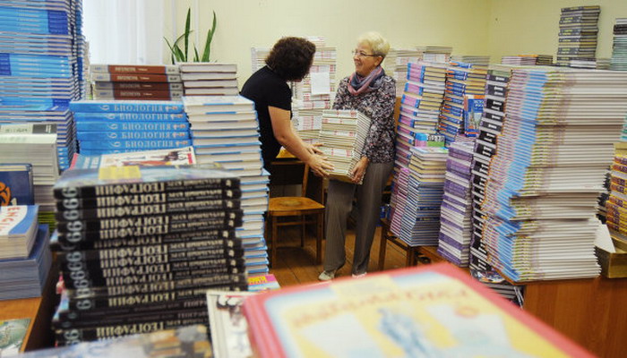 Russian convoy delivered to the DPR more than 500 tons of school books