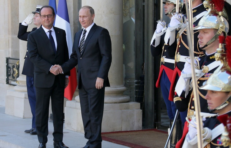 Putin and Hollande holding meeting in Elysee Palace behind closed doors