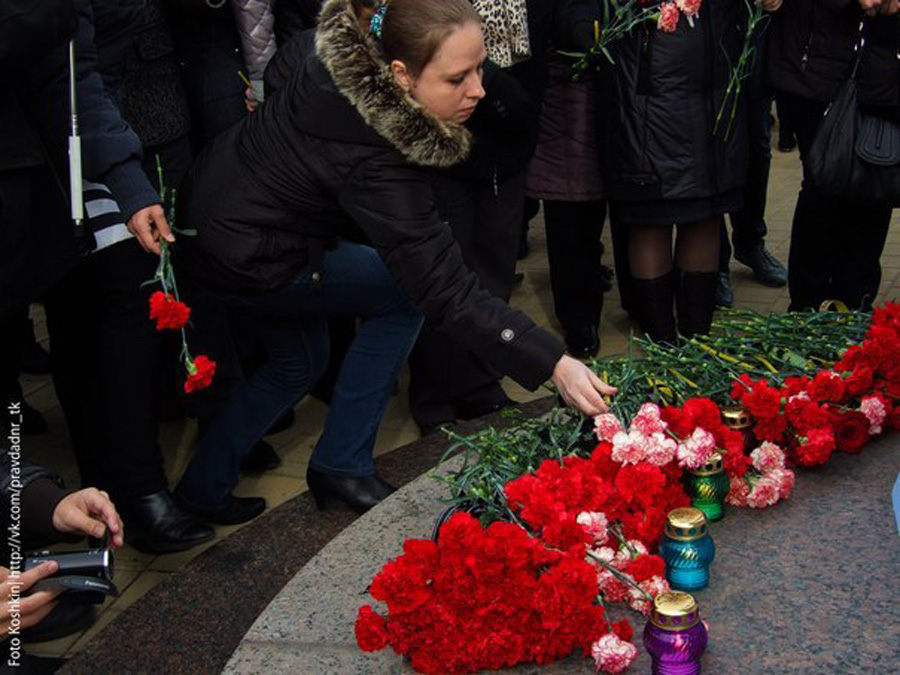Morning rally for casualties of А-321 crash was held in the center of Donetsk (VIDEO