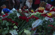 Hunderte Trauernde legen Blumen für Opfer der Attentate in Paris in Moskau nieder (VIDEO)