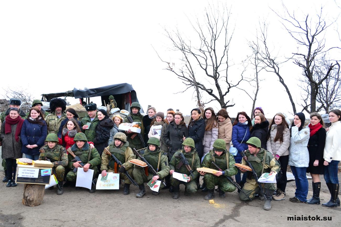 Луганские девушки поздравили с Днём защитника Отечества военнослужащих ЛНР на передовой