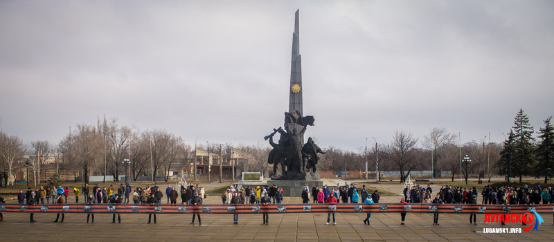 Молодежь ЛНР отметила день освобождения Луганщины патриотическим флешмобом