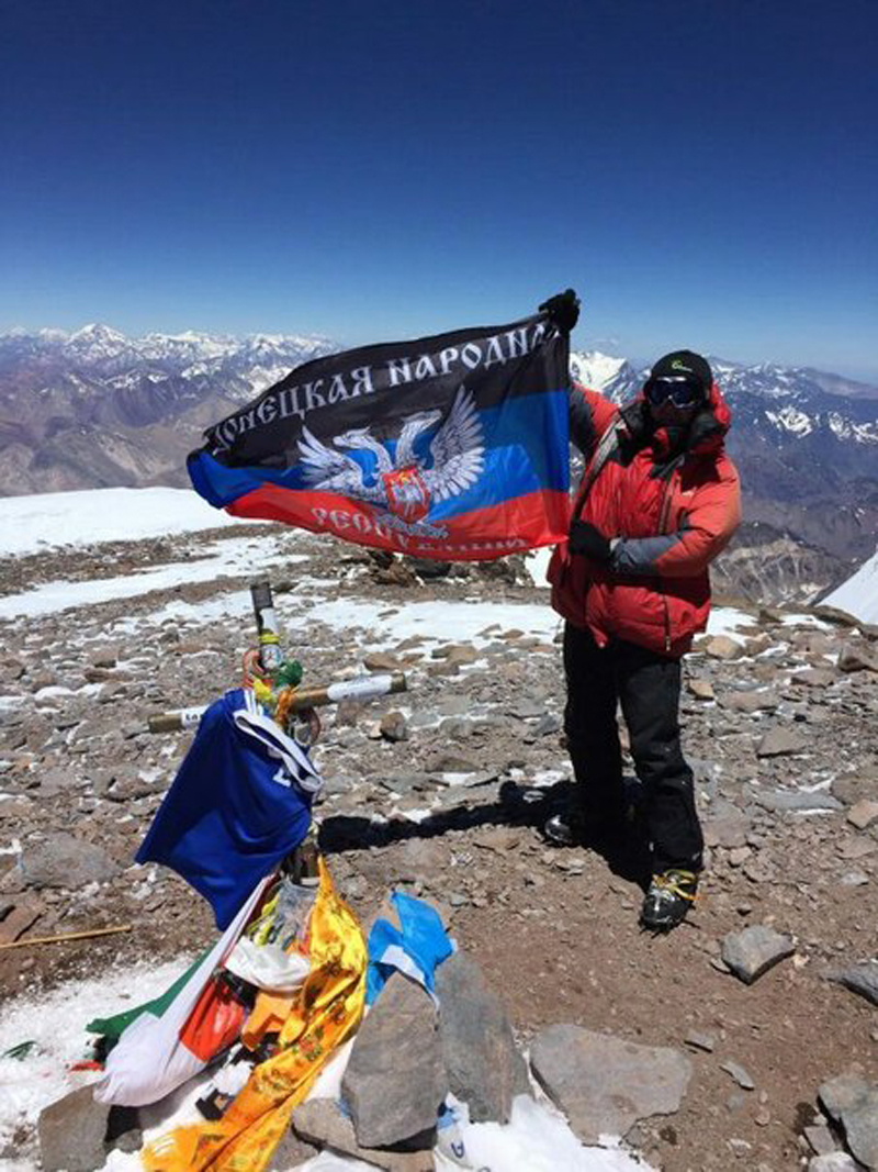Альпинист ДНР поднял флаг Республики на самый высокий пик Южной Америки