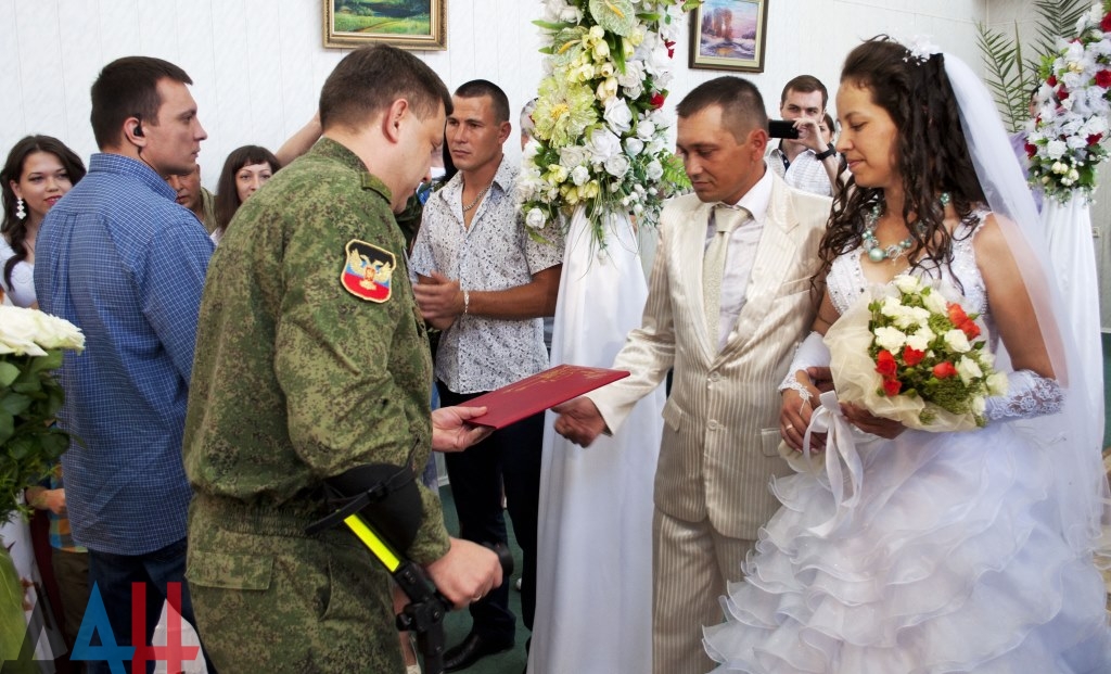 Более 1100 жителей ДНР зарегистрировали браки с начала года – Минюст