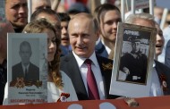 Путин с портретом отца-фронтовика принял участие в шествии “Бессмертного полка”