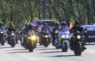 Célébration du 9 mai : les Loups de la Nuit, groupe russe de bikers, roulent sur Berlin