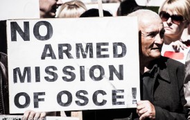 Dziesiątki tysięcy ludzi protestowało przeciwko uzbrojonej misji OBWE