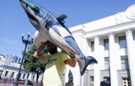 Активисты оборудовали пляж у Рады и пугают собравшихся в отпуск депутатов “акулой”