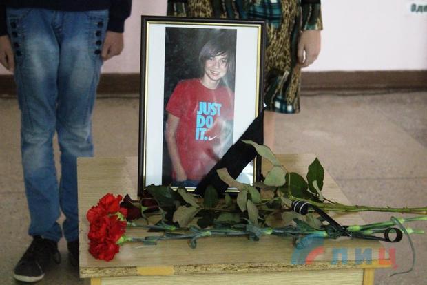 Pupils of the Lugasnk school paid tribute to perished children as a result of Ukrainian aggression