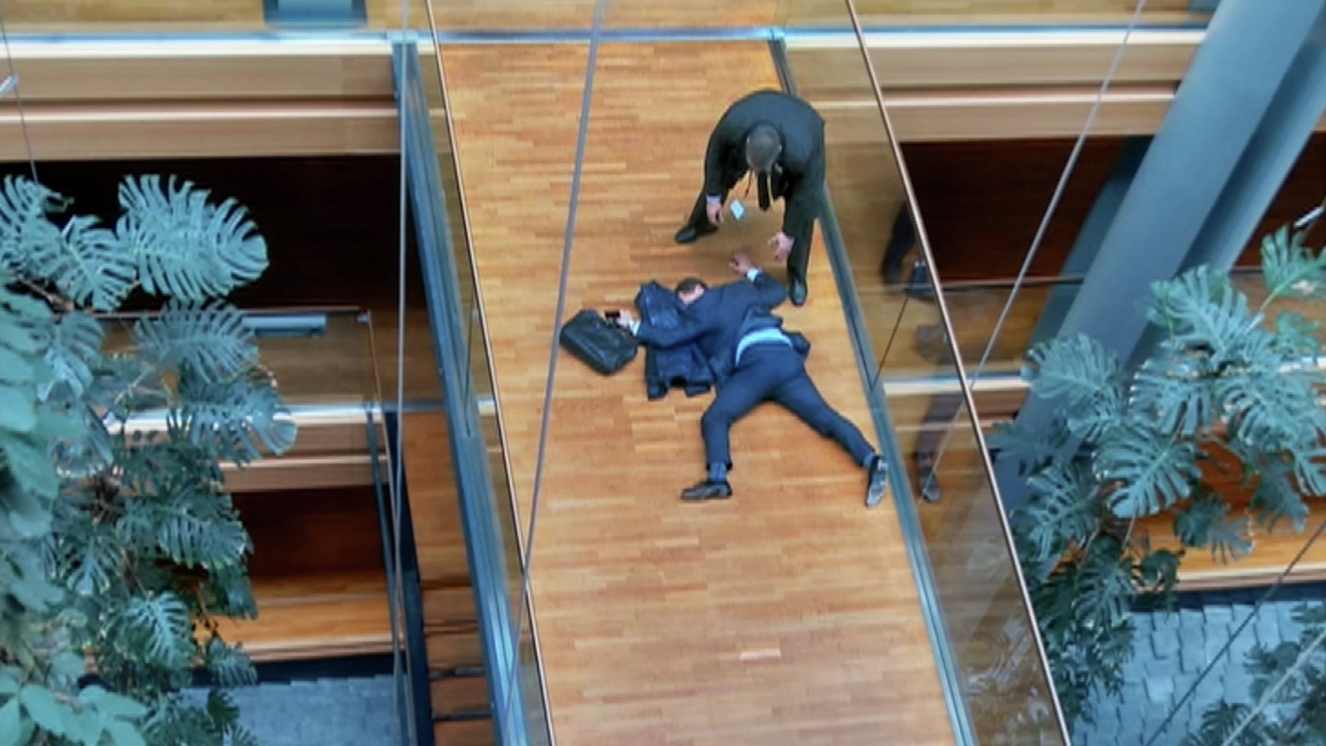 Депутат выпал из окна во время драки из здания Европарламента