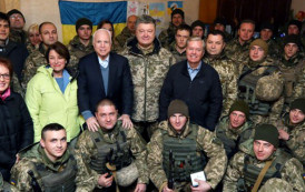 Porochenko amène le sénateur John McCain dans le Donbass pour souhaiter une Bonne Année aux combattants du régime kiévien